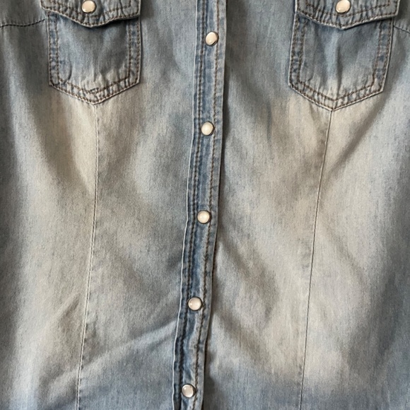 Wet Seal Light denim button down shirt cute med chambray pearl buttons - Picture 3 of 5